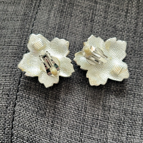 Gorgeous Silver Marcasite Floral Clip Earrings - Picture 11 of 16